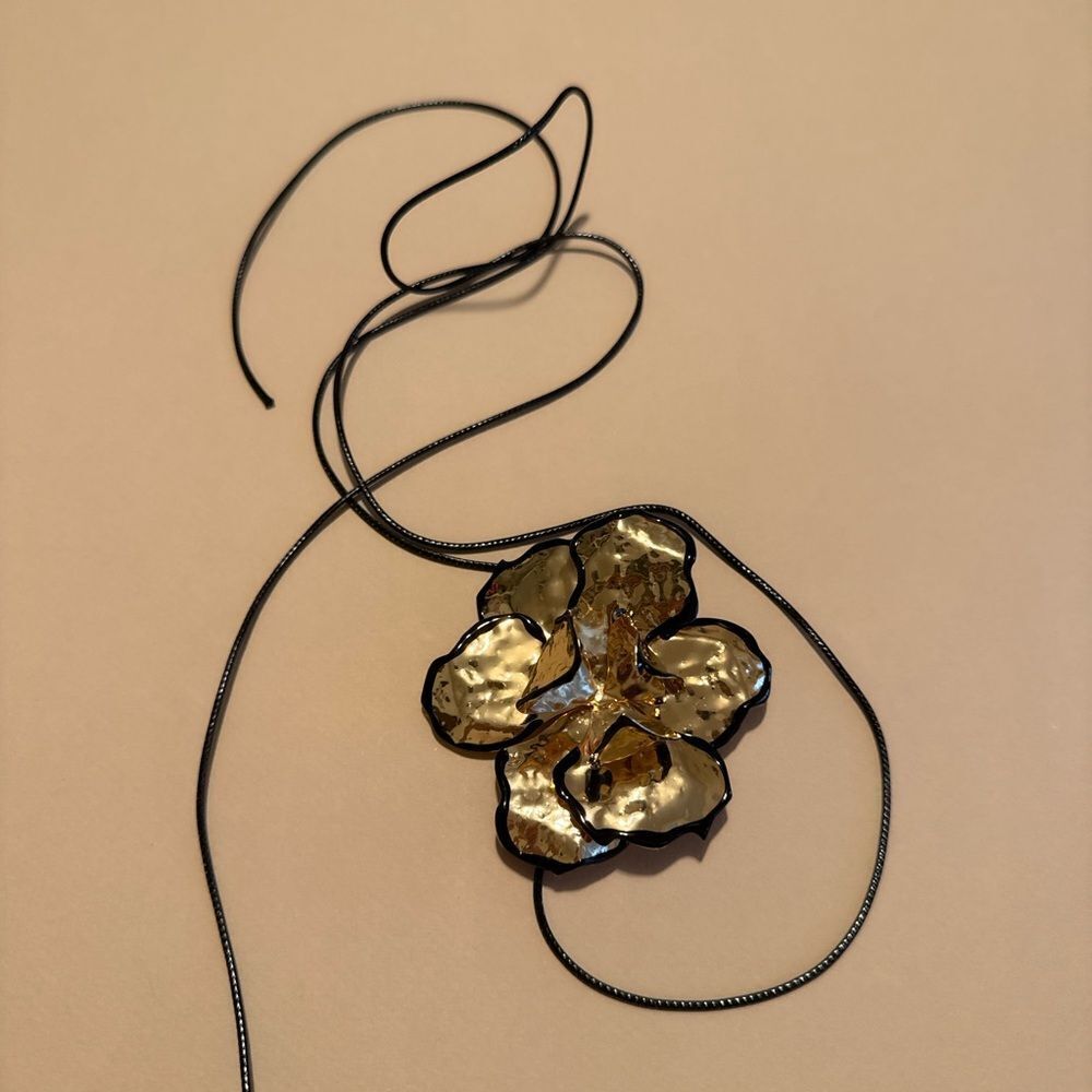 Elegant flower Necklace M1305 - Picture 3 of 5
